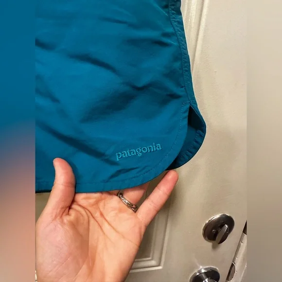 Patagonia Women’s Wavefarer Boardshorts 5” Teal color outdoors , size 8 - Picture 5 of 7